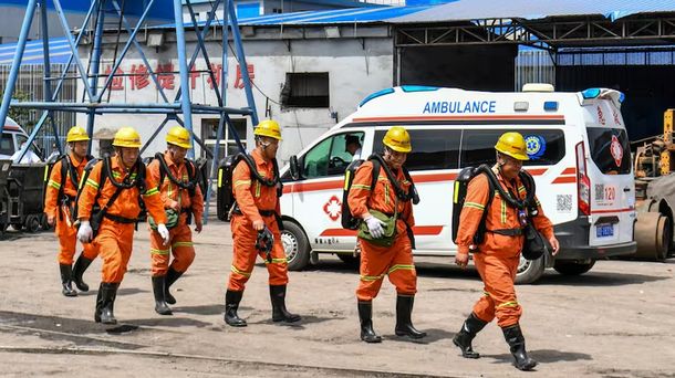 Rescatistas llegan a la mina de carbón de Liushenyu tras la explosión. Foto: AP/Xinhua/Cao Yang. Rescatistas llegan a la mina de carbón de Liushenyu tras la explosión. Foto: AP/Xinhua/Cao Yang.