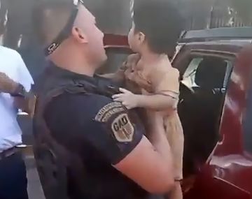 Desesperado rescate de un nene que fue abandonado por sus abuelos en una camioneta para irse de shopping
