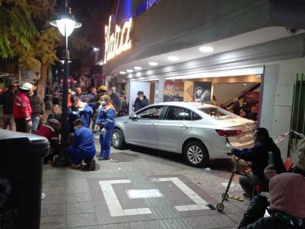 Godoy Cruz: un auto se incrustó contra un teatro en el que actuaban Soledad Silveyra y Verónica Llinás y hay 23 heridos