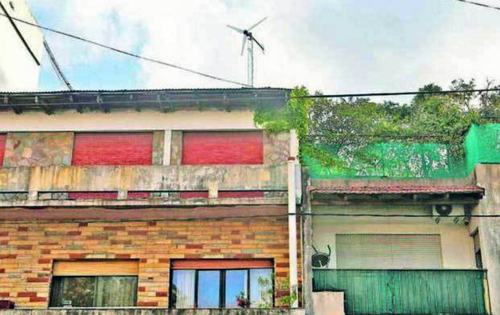 El dispositivo corona esta casa platense para sorpresa de todos los que pasan por ahí