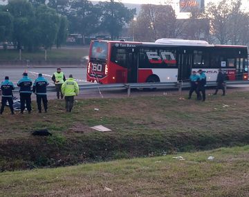 Subieron a asaltar a cinco pasajeros de un 60 y dos eran policías: delicuente muerta