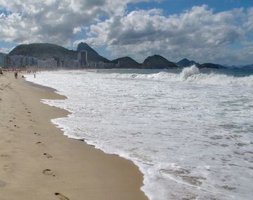 Ola gigante arrastró a varias personas en Copacabana: hubo más de 500 rescates