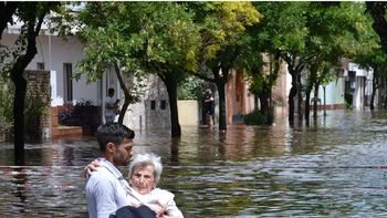 Andrés sacando a su abuela del agua. Crédito: Instagram @95clarck Andrés sacando a su abuela del agua. Crédito: Instagram @95clarck