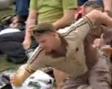 El papelón de un espectador durante un partido de cricket