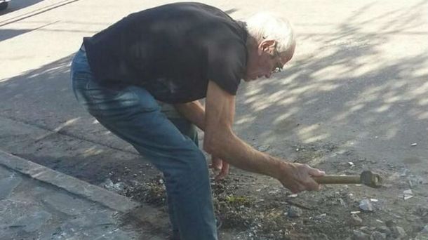 Miguel Caminoti se puso a arreglar la calle de su casa sólo