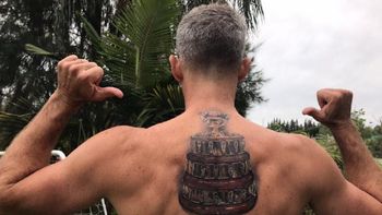 Orsanic luce orgulloso su espalda tatuada Orsanic luce orgulloso su espalda tatuada