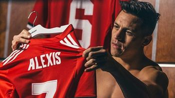 Las primeras imágenes de Alexis Sánchez con su flamante 7 Las primeras imágenes de Alexis Sánchez con su flamante 7