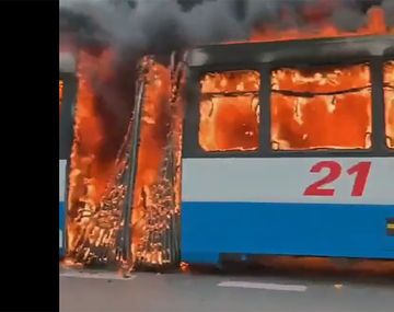 Voraz incendio consumió un colectivo articulado sobre Panamericana