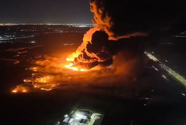 Incendio en Ezeiza: se reavivó el fuego en el Polígono Industrial y arranca la investigación
