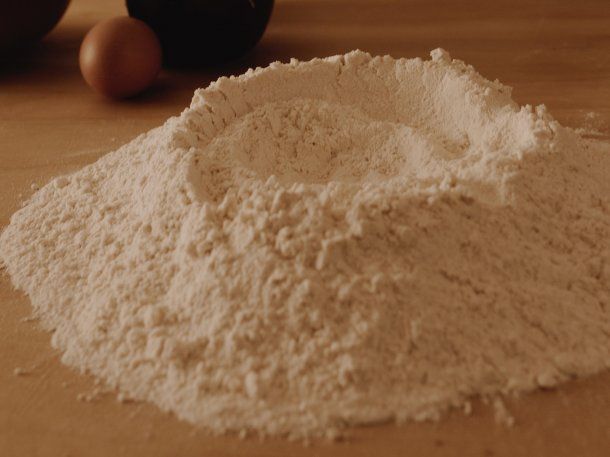 Los trucos caseros para limpiar tu casa con harina que no conocías