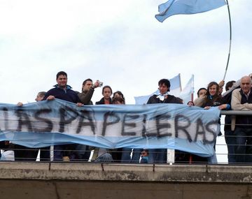 Suspendieron la marcha contra la papelera Botnia por lluvias
