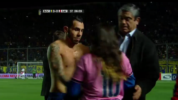 otro gesto de tevez: una hincha se metio en la cancha y el le regalo su camiseta otro gesto de tevez: una hincha se metio en la cancha y el le regalo su camiseta