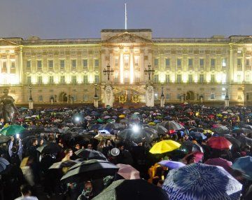 Multitudinaria vigilia en el Palacio de Buckingham tras la muerte de la Reina