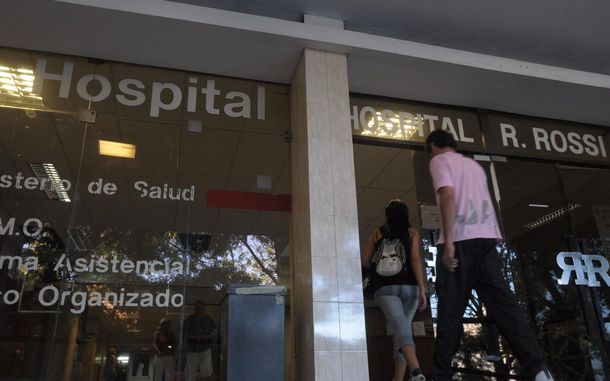 Se cortó la luz en el quirófano y lo operaron con la linterna del celular: murió