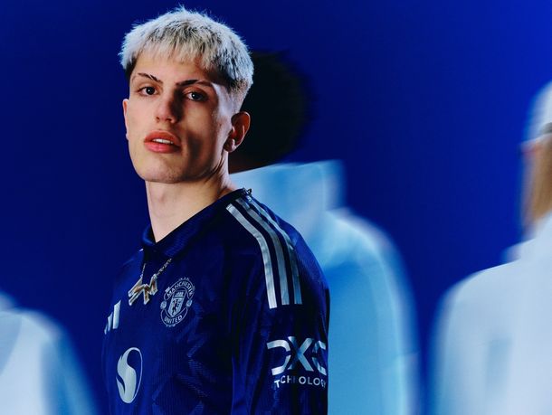 Con Alejandro Garnacho y Lisandro Martínez como modelos, Manchester United presentó su nueva camiseta