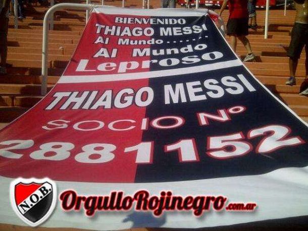 Los hinchas de Newells le dieron la bienvenida a Thiago Messi