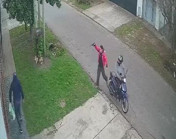 Un ladrón armado le robó la moto a un joven en pleno centro de La Plata..
