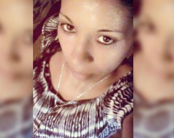 Hallan asesinada a golpes a una joven: sus hijos estaban con ella y buscan a su pareja