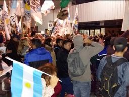 militantes esperan por cristina kirchner en aeroparque y en su casa de recoleta militantes esperan por cristina kirchner en aeroparque y en su casa de recoleta