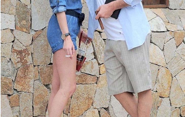Charlie Sheen a los besos con una estrella porno