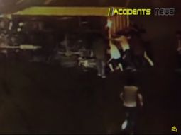 levantan camion para salvar a un motoquero levantan camion para salvar a un motoquero