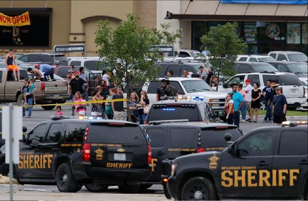 Al menos 9 muertos en un tiroteo entre dos bandas de motoqueros en Texas