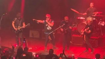 sorpresa en el teatro flores: pity alvarez reaparecio en vivo junto a autos robados sorpresa en el teatro flores: pity alvarez reaparecio en vivo junto a autos robados