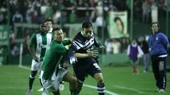 con otro gol de simeone, banfield le gano a gimnasia