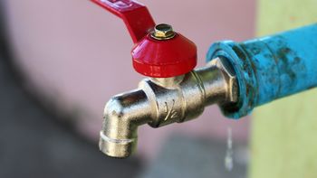 Una medida de fuerza del sindicato de OSE vuelve a poner en riesgo el suministro de agua potable en Uruguay. Una medida de fuerza del sindicato de OSE vuelve a poner en riesgo el suministro de agua potable en Uruguay.