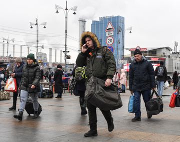 Estiman que cerca de 100.000 ucranianos ya huyeron de sus hogares por la invasión rusa