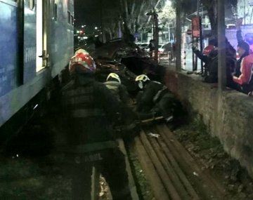 Un tren arrolló un auto con dos personas: los rescataron con vida
