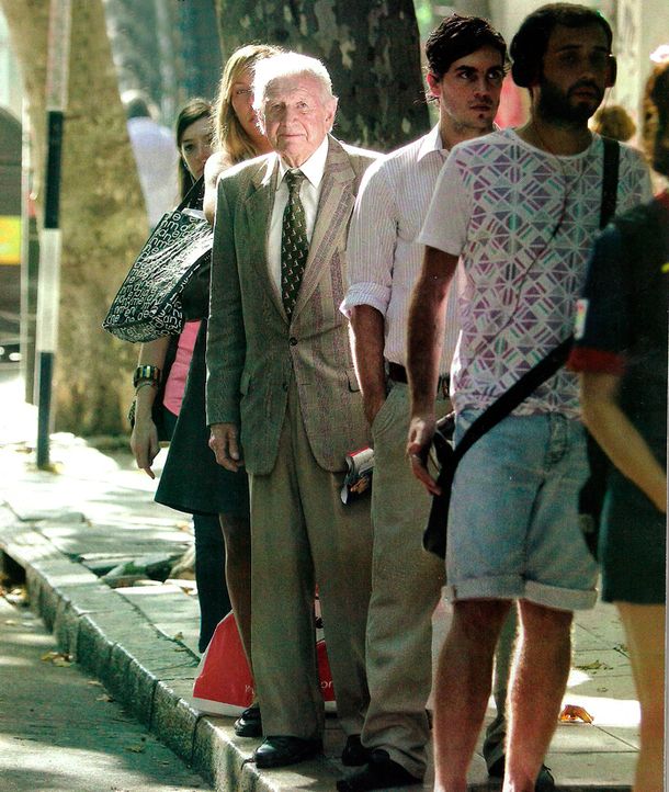 El padre de Máxima Zorreguieta viaja en colectivo de línea