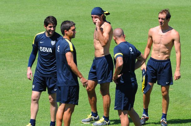 De buen ánimo, los jugadores xeneizes se divierten en el entrenamiento
