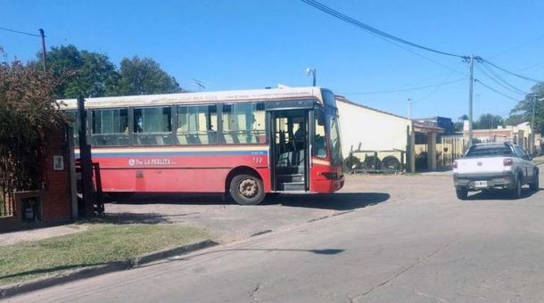 Un colectivero se desvió por un corte y un pasajero le abrió la cabeza de un piedrazo