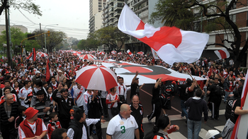 banderazo de hinchas de river para pedir por ramon diaz banderazo de hinchas de river para pedir por ramon diaz