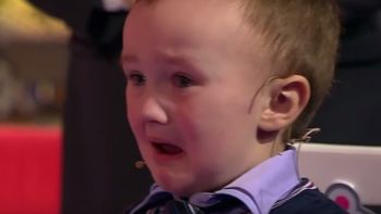 Un nene perdió ante el ex campeón mundial de ajedrez y se largó a llorar. Un nene perdió ante el ex campeón mundial de ajedrez y se largó a llorar.