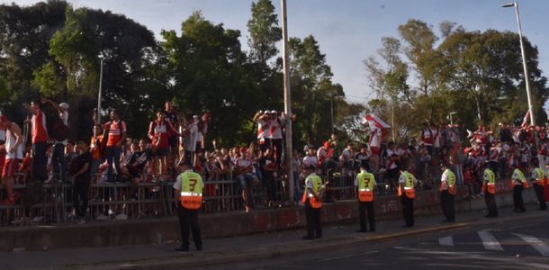 Locura total: el banderazo con el que miles de hinchas de River despidieron a su equipo