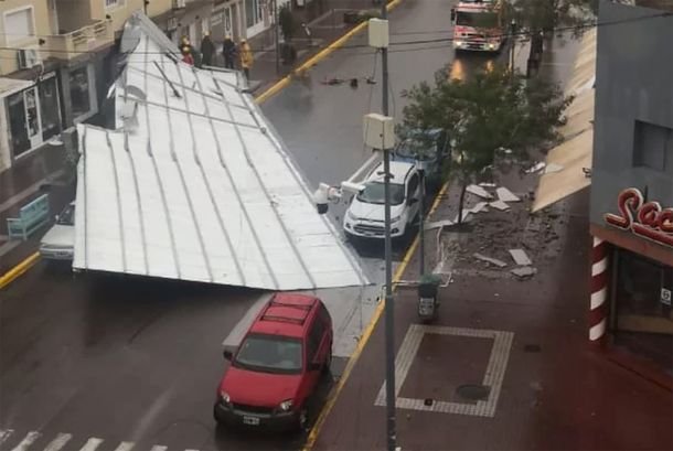 El temporal destruyó el techo del casino de Monte Hermoso