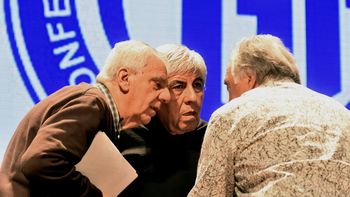 la cgt alcanzo la anhelada unidad con un triunvirato en la conduccion la cgt alcanzo la anhelada unidad con un triunvirato en la conduccion