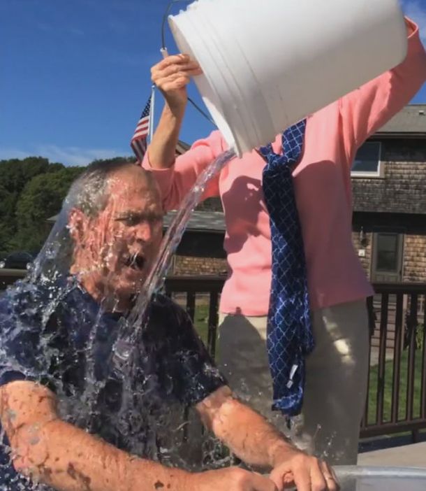 George W. Bush también se tiró un balde de agua helada en la cabeza