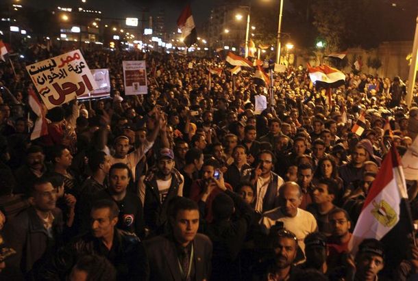 Manifestantes egipcios intentan tomar el palacio presidencial