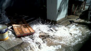 hay unas 20 cuadras sin agua en recoleta por la rotura de un cano hay unas 20 cuadras sin agua en recoleta por la rotura de un cano