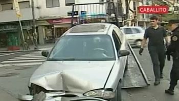 choco contra un semaforo y abandono el auto
