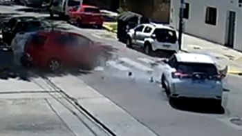 impactante video: manejaba a toda velocidad, choco y atropello a un cartonero en mataderos impactante video: manejaba a toda velocidad, choco y atropello a un cartonero en mataderos