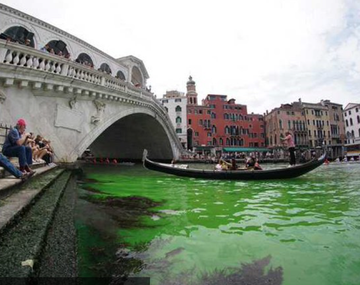 Misterio en Venecia por los canales teñidos de verde fluorescente