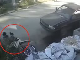 video: motochorros persiguieron a una familia y los hicieron chocar contra una camioneta video: motochorros persiguieron a una familia y los hicieron chocar contra una camioneta