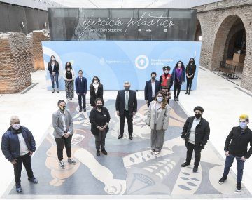 En medio del acto por el DNI no binario una persona no binaria salió al cruce de la utilización de la X