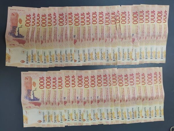 Un arbolito le compró 300 dólares a un precio mejor que el del blue: le pagó con 46 billetes de mil falsos