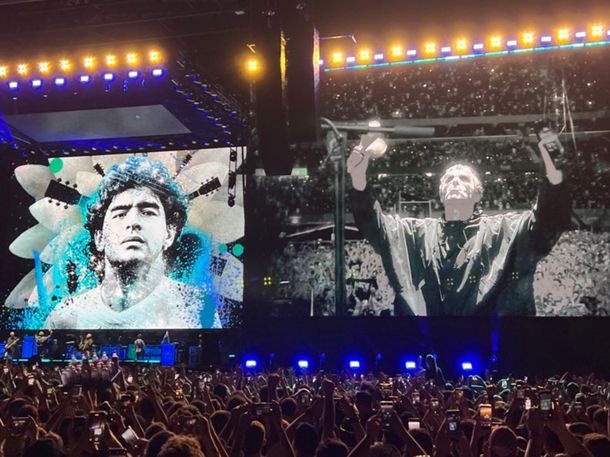 Furor: fotos y videos del homenaje de Oasis a Diego Maradona en pleno show