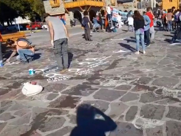 Bariloche: tiraron aceite y aguarrás para impedir pintar pañuelos en Centro Cívico